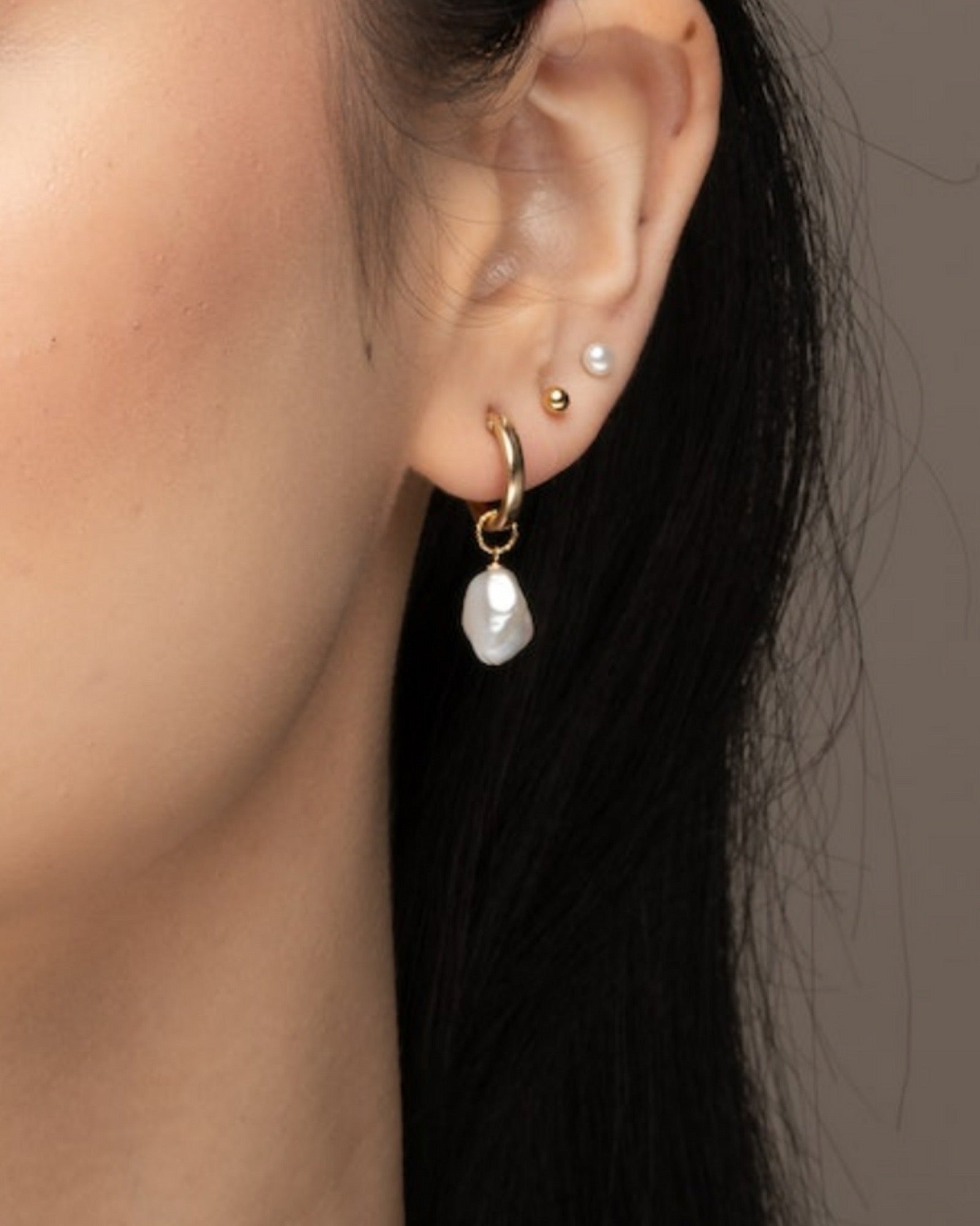 Keshi huggie hoops ERIJEWELRY