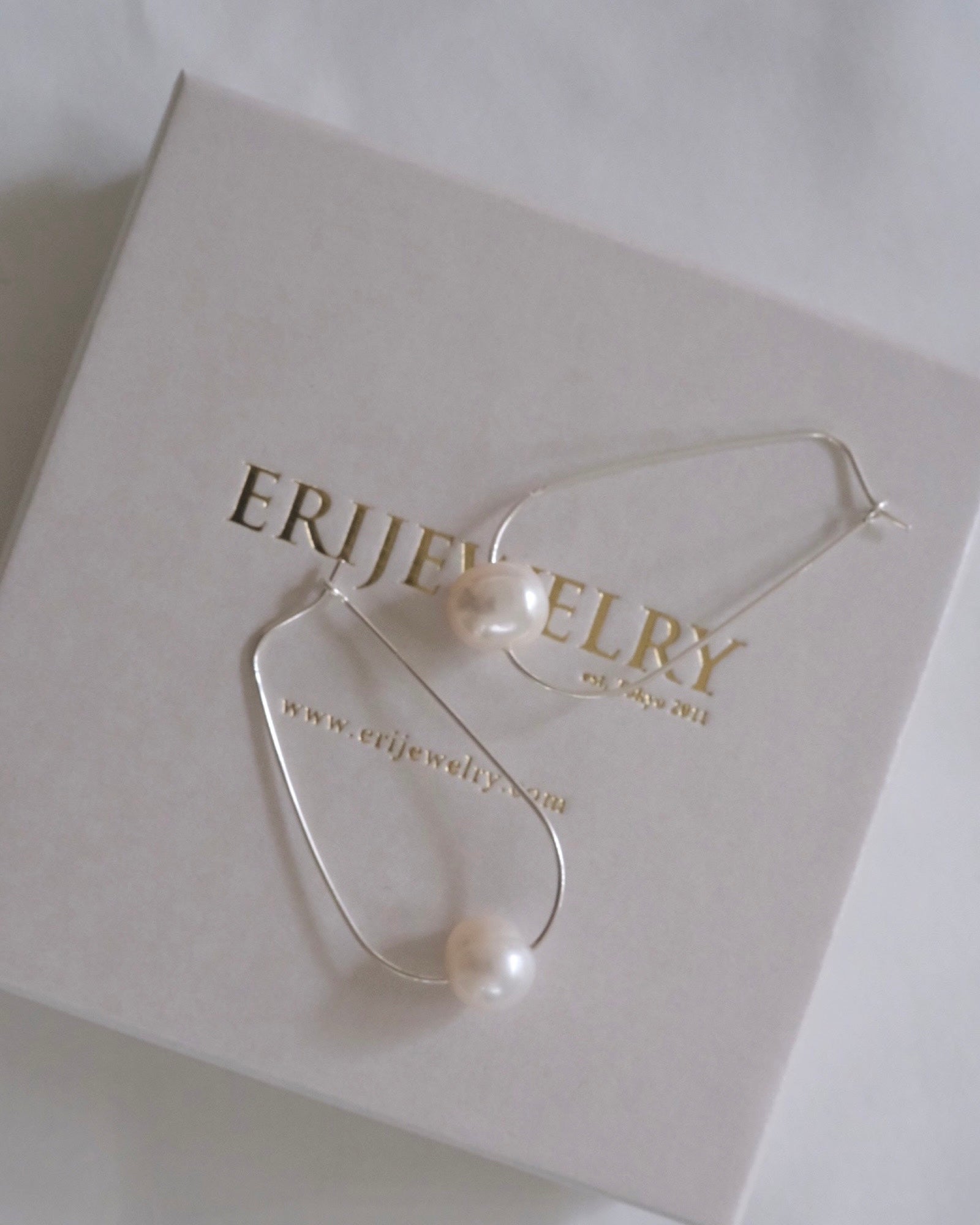 Pearl U hoops (Silver) ERIJEWELRY