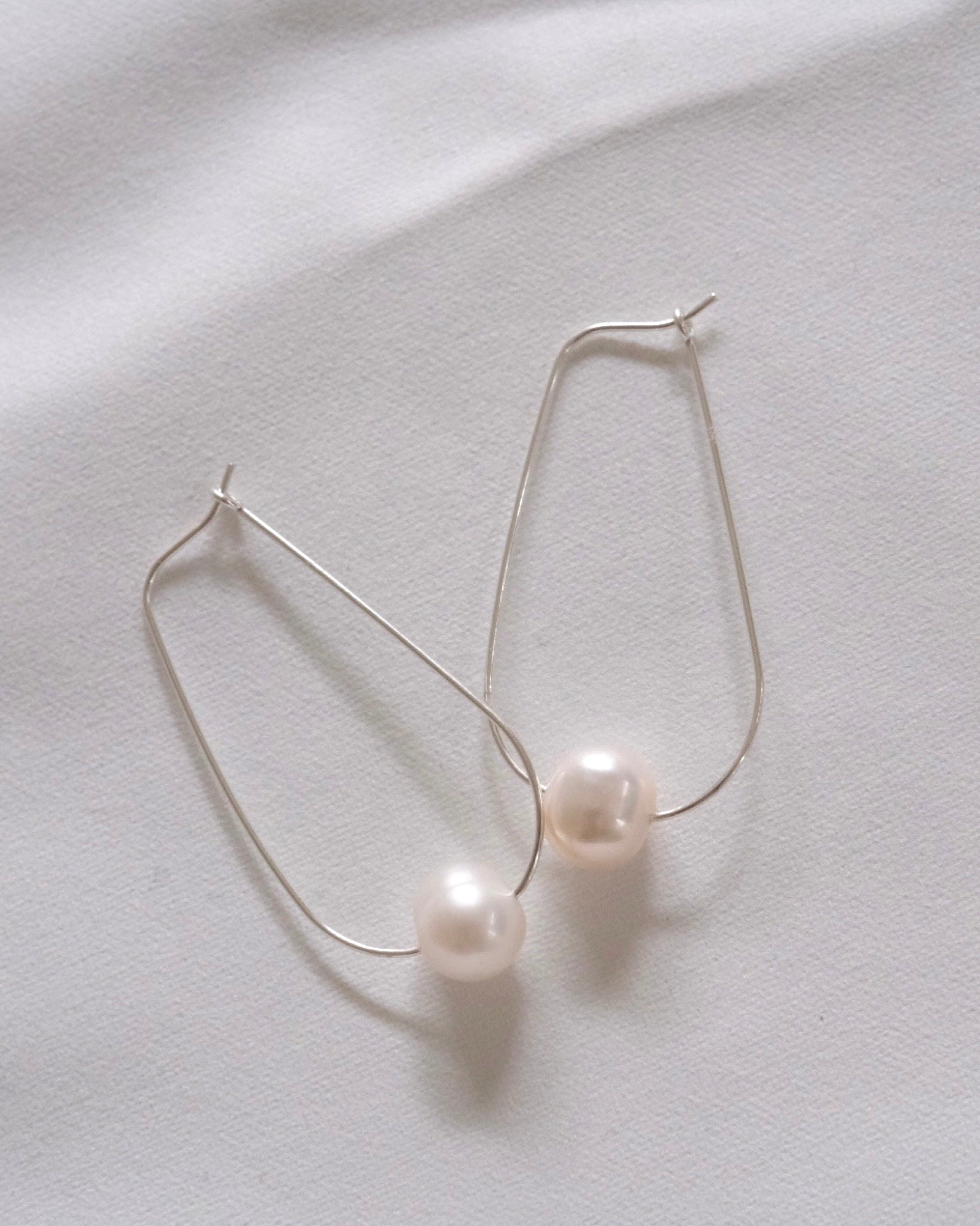 Pearl U hoops (Silver) ERIJEWELRY