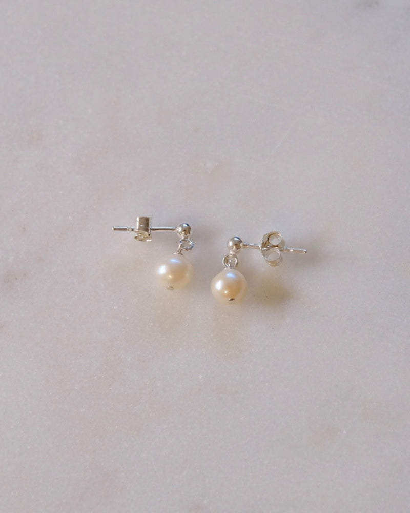Pearl simple stud earrings (Silver)